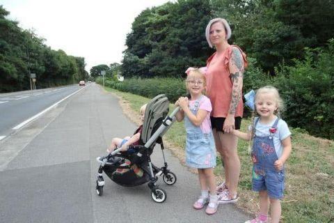英国：校车没用？英国母亲每天步行11公里送娃上学