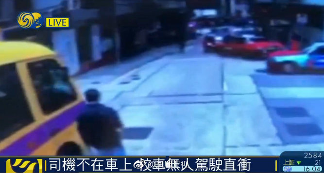 香港校车撞向人行道 酿至少3死10伤