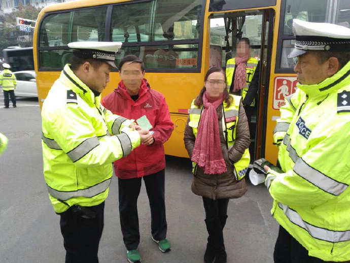 宜昌：校车警示灯未闪烁，交警队司机进行处罚教育