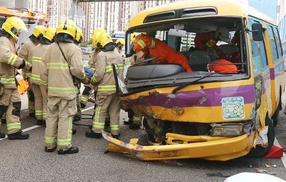 香港校车又出事！猛撞护栏 学童受困9人伤
