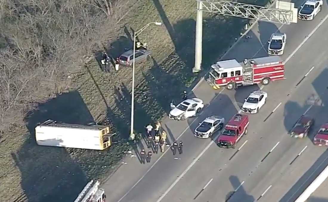 德克萨斯州9名学生因校车事故被送往医院