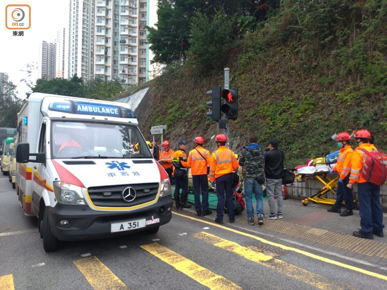 香港两校车相撞，至少15名幼儿园学生受伤