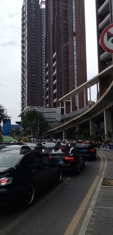 开学首日校车缺岗，深圳一学校门口学生淋雨，官方回应很愧疚