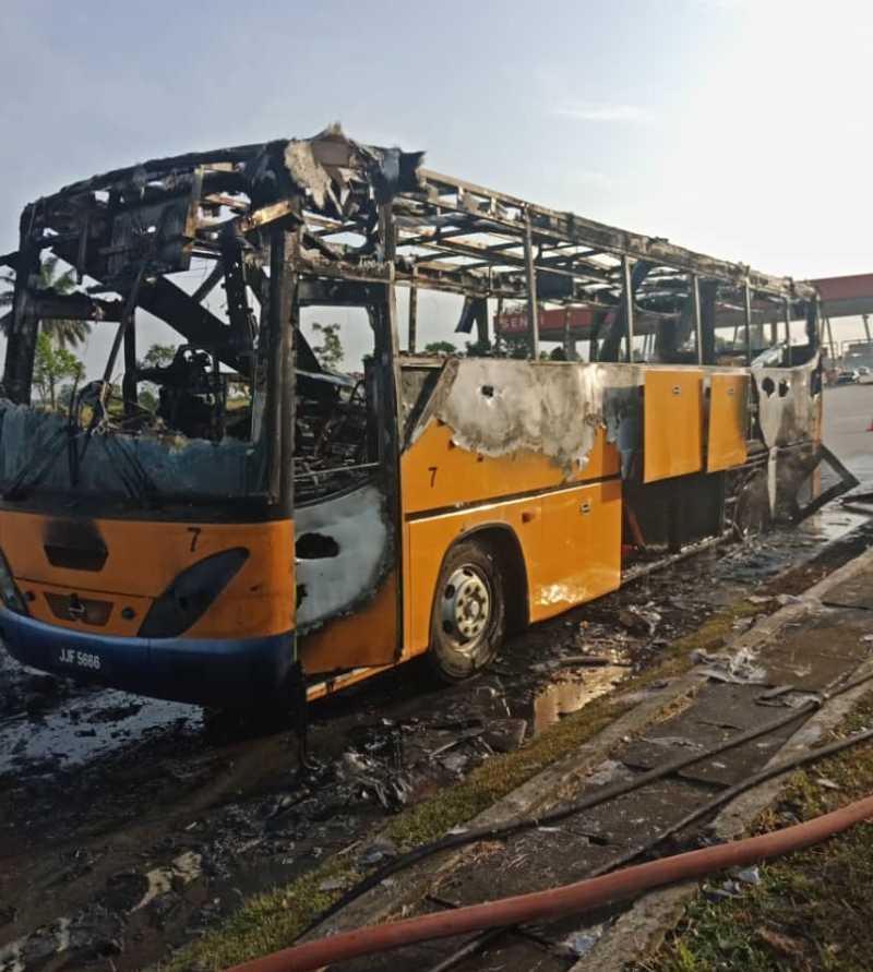 马来西亚：校车行驶途中突着火，38学生及司机逃出生天