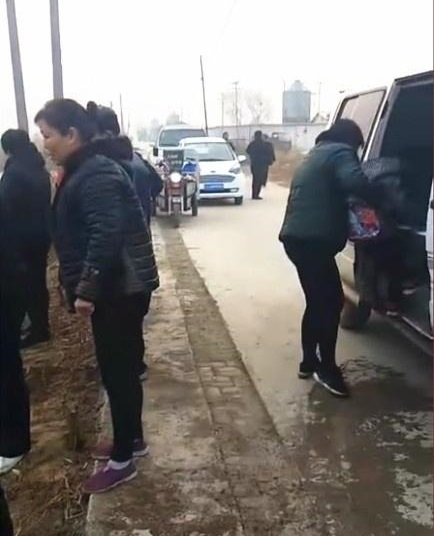 河北沧州：南皮县乌马营镇一辆校车，接送学生途中不慎落入冰水中