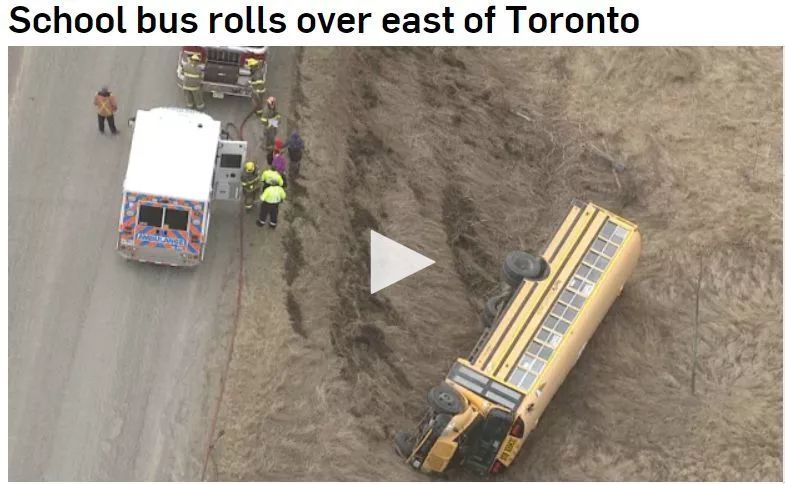 加拿大：校车侧翻到沟里！学生受伤入院！校车什么时候才配安全带？