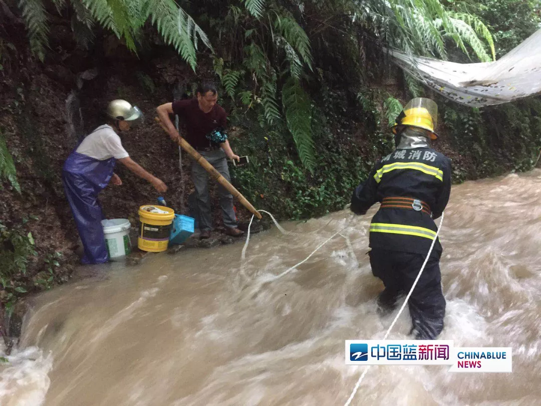 浙台州1校车积水中被困 消防员迅速营救7名师生