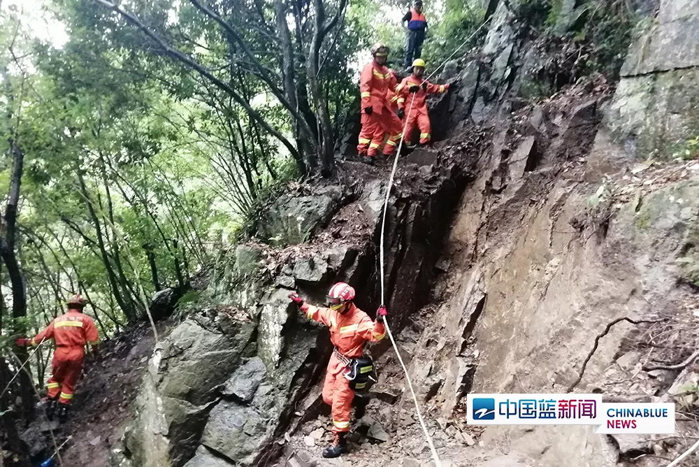 浙台州1校车积水中被困 消防员迅速营救7名师生