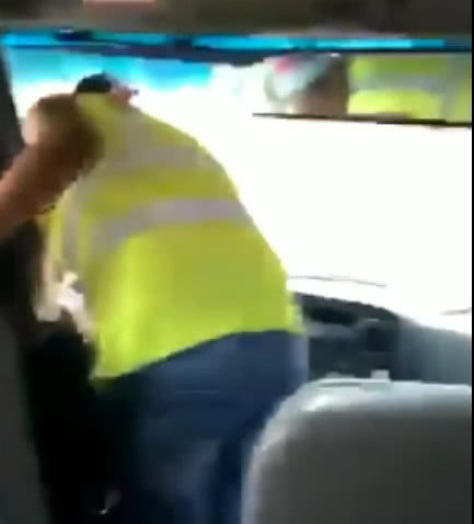 无德黑人女司机让11岁小孩开校车视频被疯传，第一时间被解雇