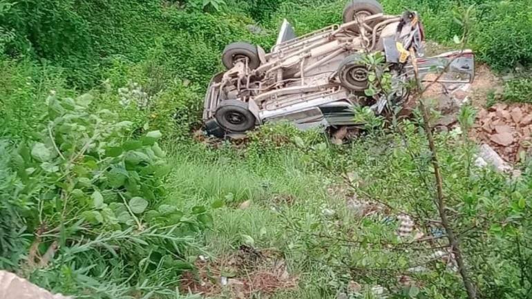 印度北部一校车坠入深谷 9名学生遇难