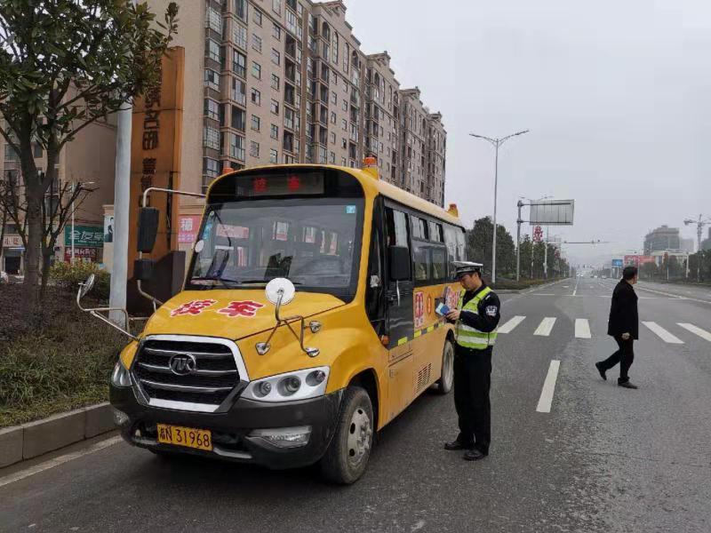 为了九曲十八弯山道上奔跑的校车的“零事故”----湖南省洪江市交警大队校车安全管理有新招