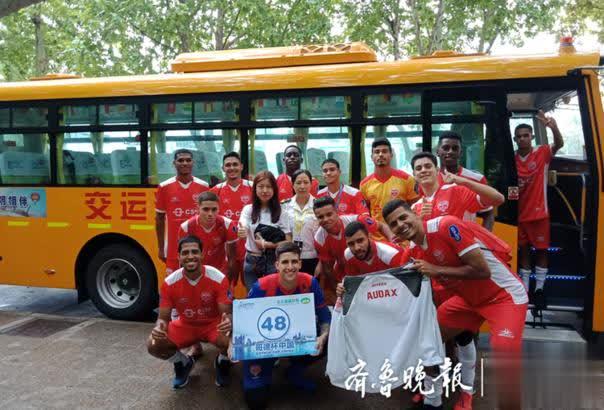 世界青少年足球赛青岛开战，温馨校车助力