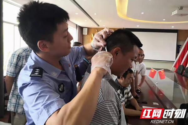 株洲石峰公安对幼儿园校车驾驶员进行毛发检测防“毒驾”