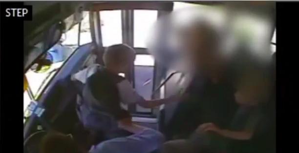 美国一校车司机被学生激怒，故意猛踩刹车让孩子撞破挡风玻璃