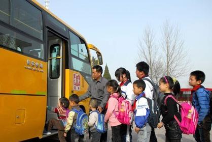 公交车和校车在同一线路，公交车可以拉线路内的学生吗？