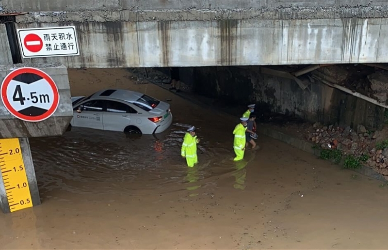东莞暴雨36处内涝，积水最深2米，交警从抛锚校车背出5名学生