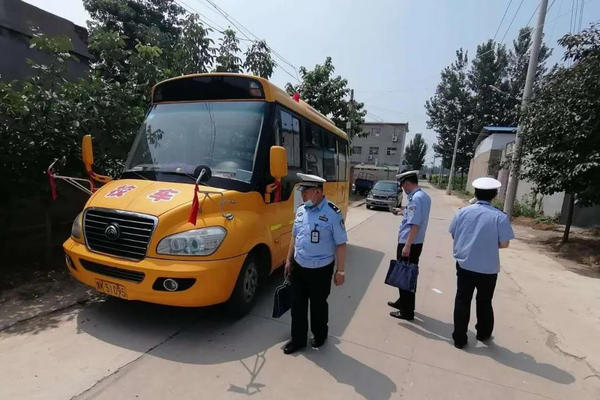 河南许昌市长葛一幼儿园使用“大货车”当校车