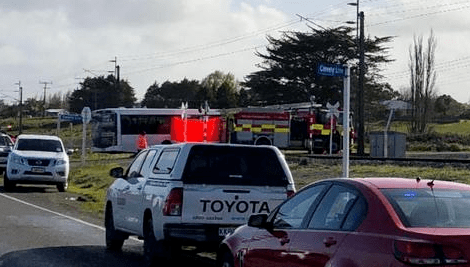 新西兰校车撞火车：40名学生受伤 司机当场死亡