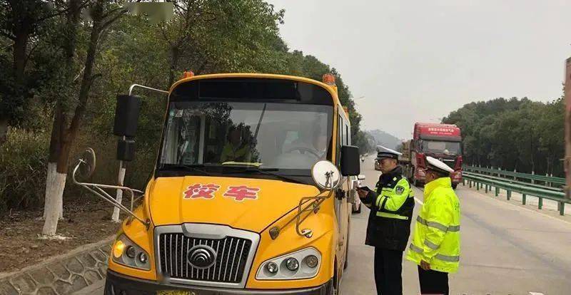 江西九江：没有驾驶资格竟敢开校车，司机被处“记12分+降级+罚款”