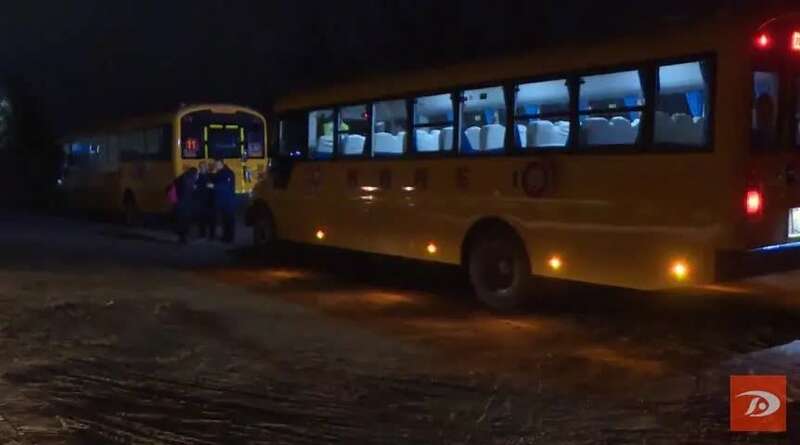 甘肃敦煌农村学生坐上标准校车去上学