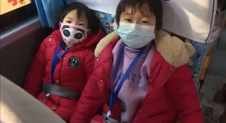 甘肃敦煌农村学生坐上标准校车去上学