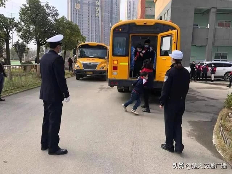洪山交警进校园开展校车事故与消防应急演练活动