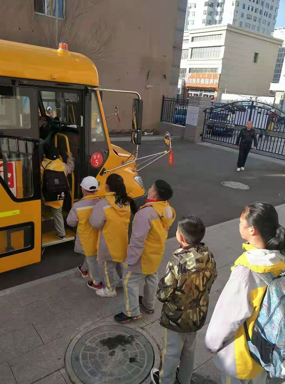 内蒙古锡林浩特：12条定制专线开通，这些小学、幼儿园校车“上岗”了
