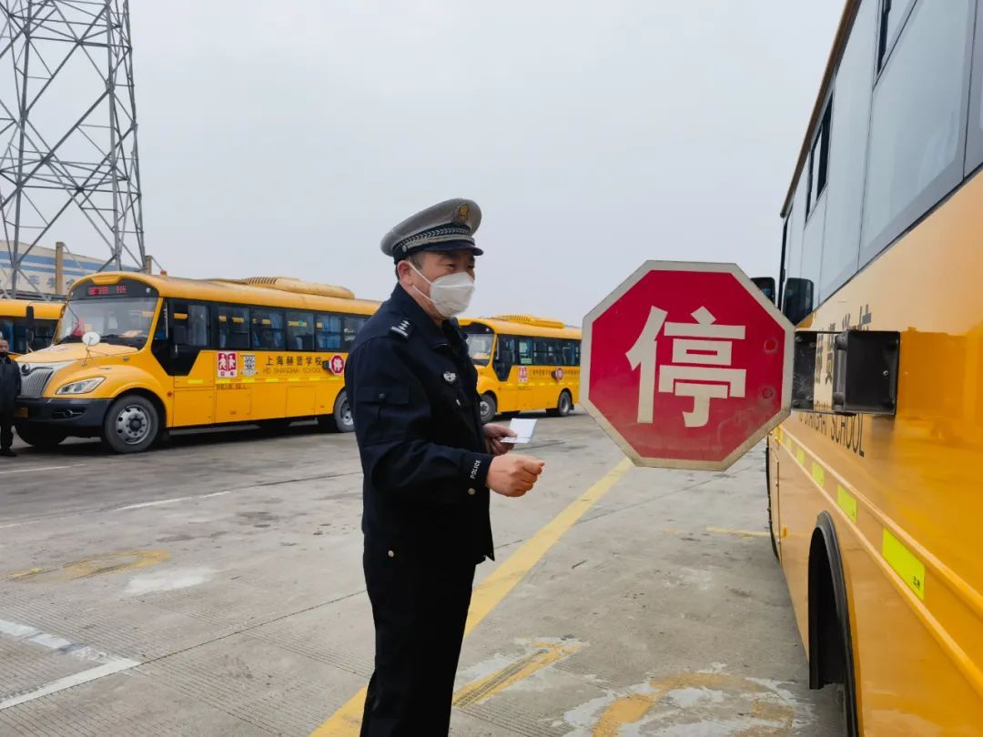 覆盖48所学校171辆校车，松江交警开展校车安全“大体检”