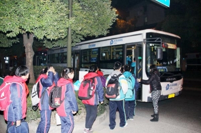 学生排队乘公交化校车回家。邵伟 摄