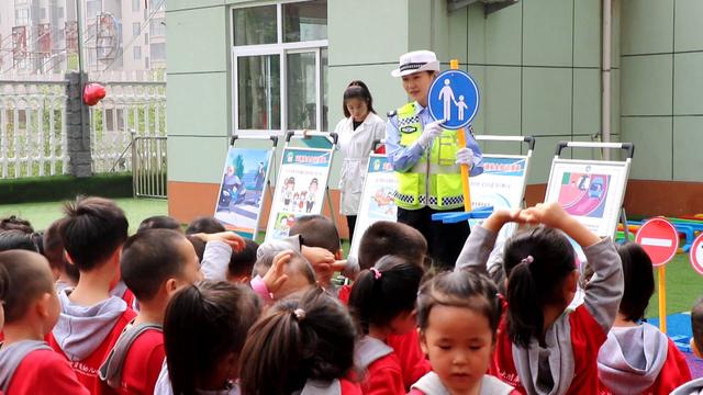 韩城交警国庆节前夕深入辖区幼儿园开展交通安全宣传活动