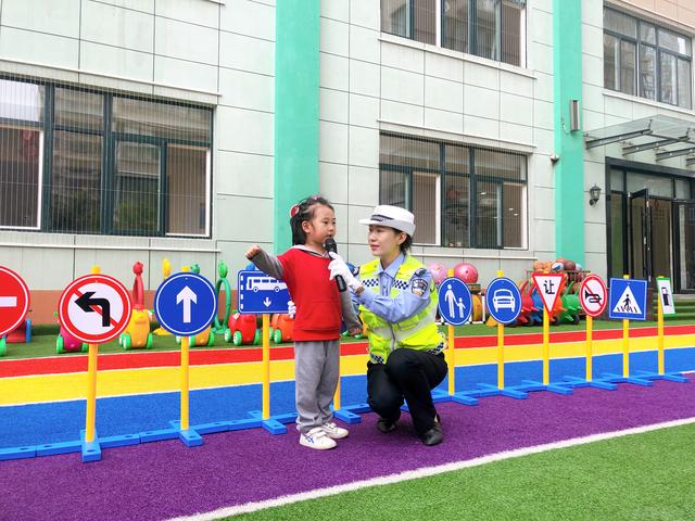韩城交警国庆节前夕深入辖区幼儿园开展交通安全宣传活动