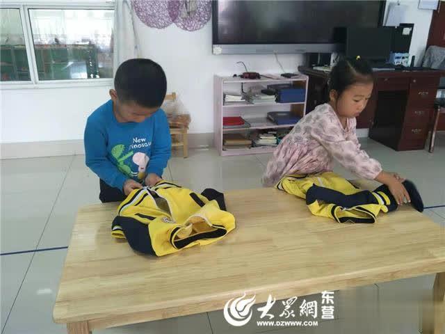广饶经济开发区中心幼儿园开展巧手叠衣服比赛活动