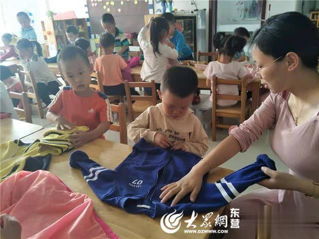 广饶经济开发区中心幼儿园开展巧手叠衣服比赛活动