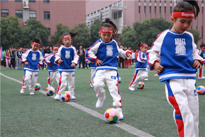 合肥市荣城幼儿园参加庐阳区第四届“区长杯”青少年校园足球比赛开幕式