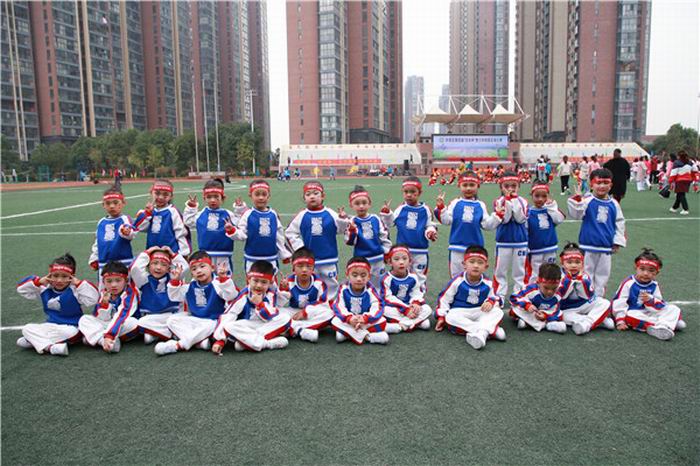 合肥市荣城幼儿园参加庐阳区第四届“区长杯”青少年校园足球比赛开幕式