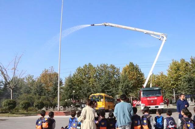 英迪国际幼儿园消防活动系列之——“我心中的消防员”