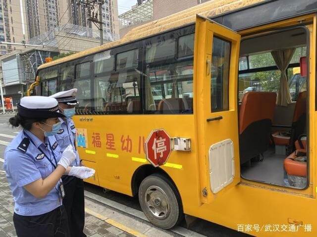 开学临近 武汉江汉交警对校车进行“体检”