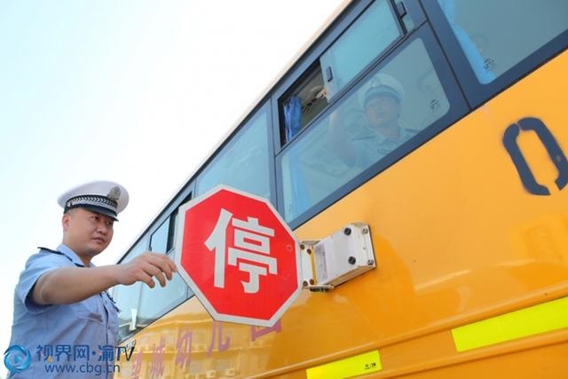 重庆永川：交巡警安检校车 确保“无病上岗”