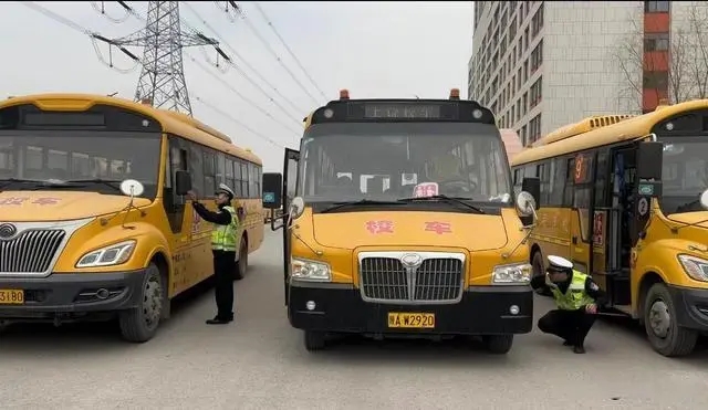 西咸交警：校车安全检查 保障行车安全