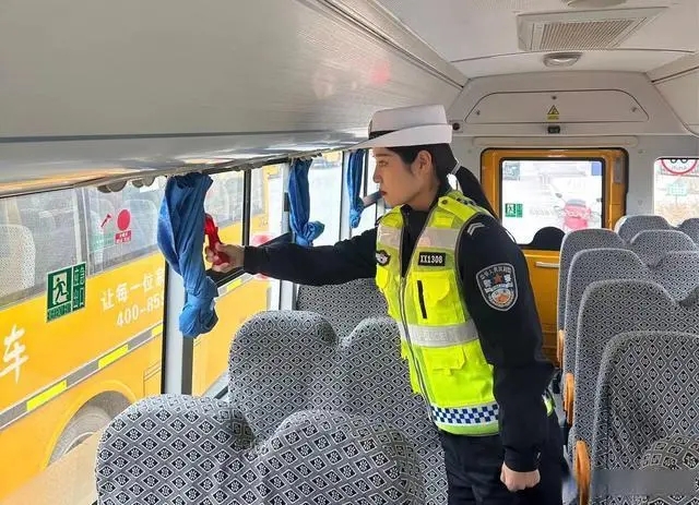西咸交警：校车安全检查 保障行车安全