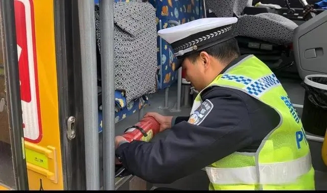西咸交警：校车安全检查 保障行车安全