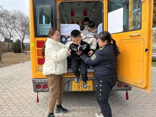 甘州区明永镇中心幼儿园成功举行校车逃生应急演练