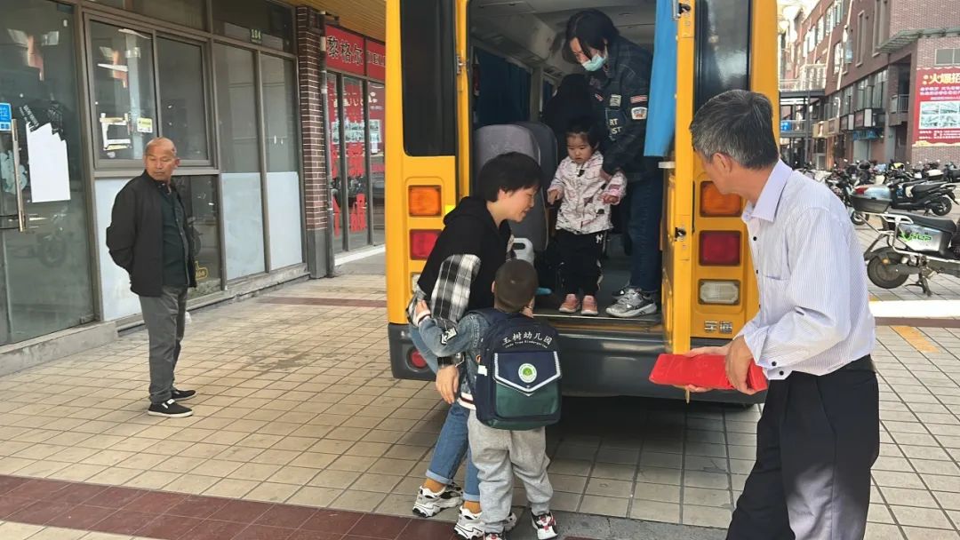 “为爱护航，校车安全伴我行”——上海松江区玉树幼儿园校车安全应急演练活动
