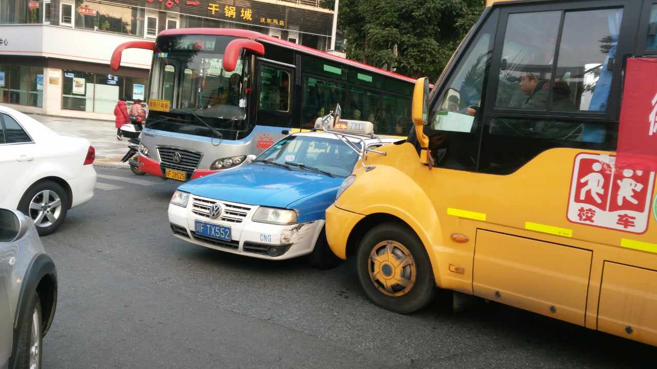 规定,校车是用于接送幼儿园幼儿,义务教育学生上下车的车