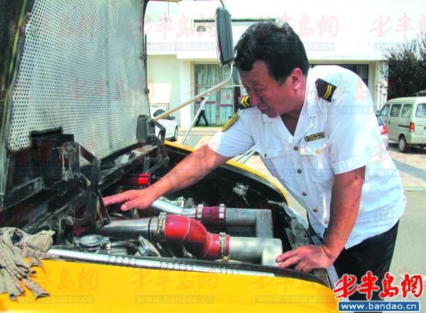 吕崇良师傅正在检修校车。
