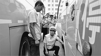 校车“体检”迎开学