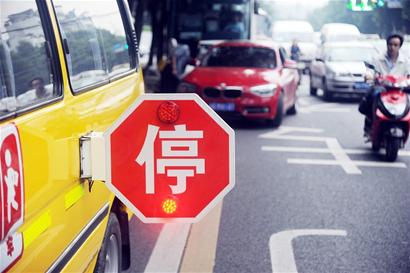 变道逆行超校车 收到处罚“第一单”